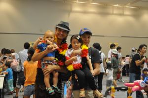 宮崎の子ども祭りでもたくさんピース。Auch beim "Miyazaki Kinderfest" zeigte sich unser kleiner großer Bruder mit Bayern-Papa fotogen.